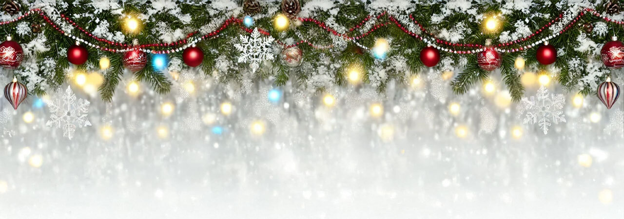 Weihnachtliche Tanne mit geschmückten Lampen und Kugeln