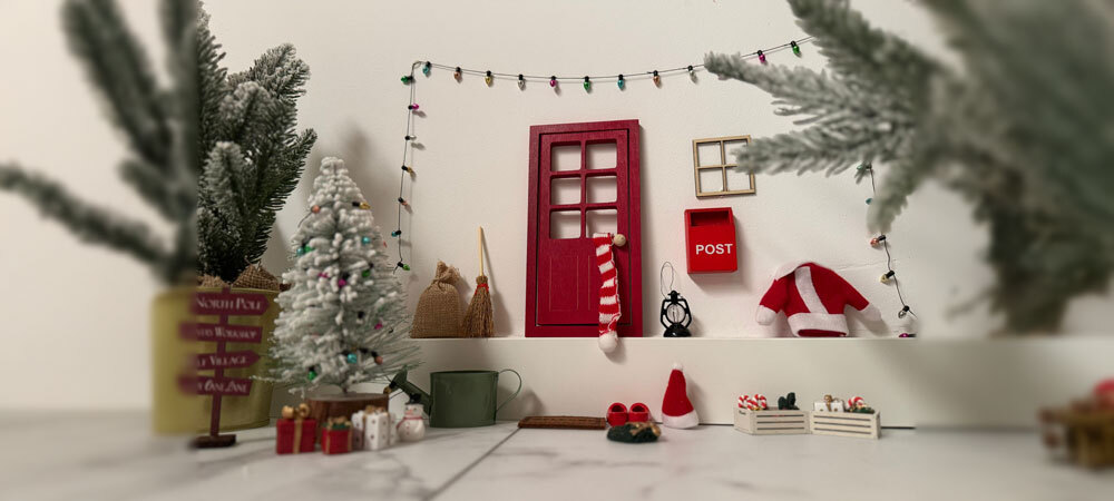 Bild von weihnachtlichen Wichteltür mit Deko