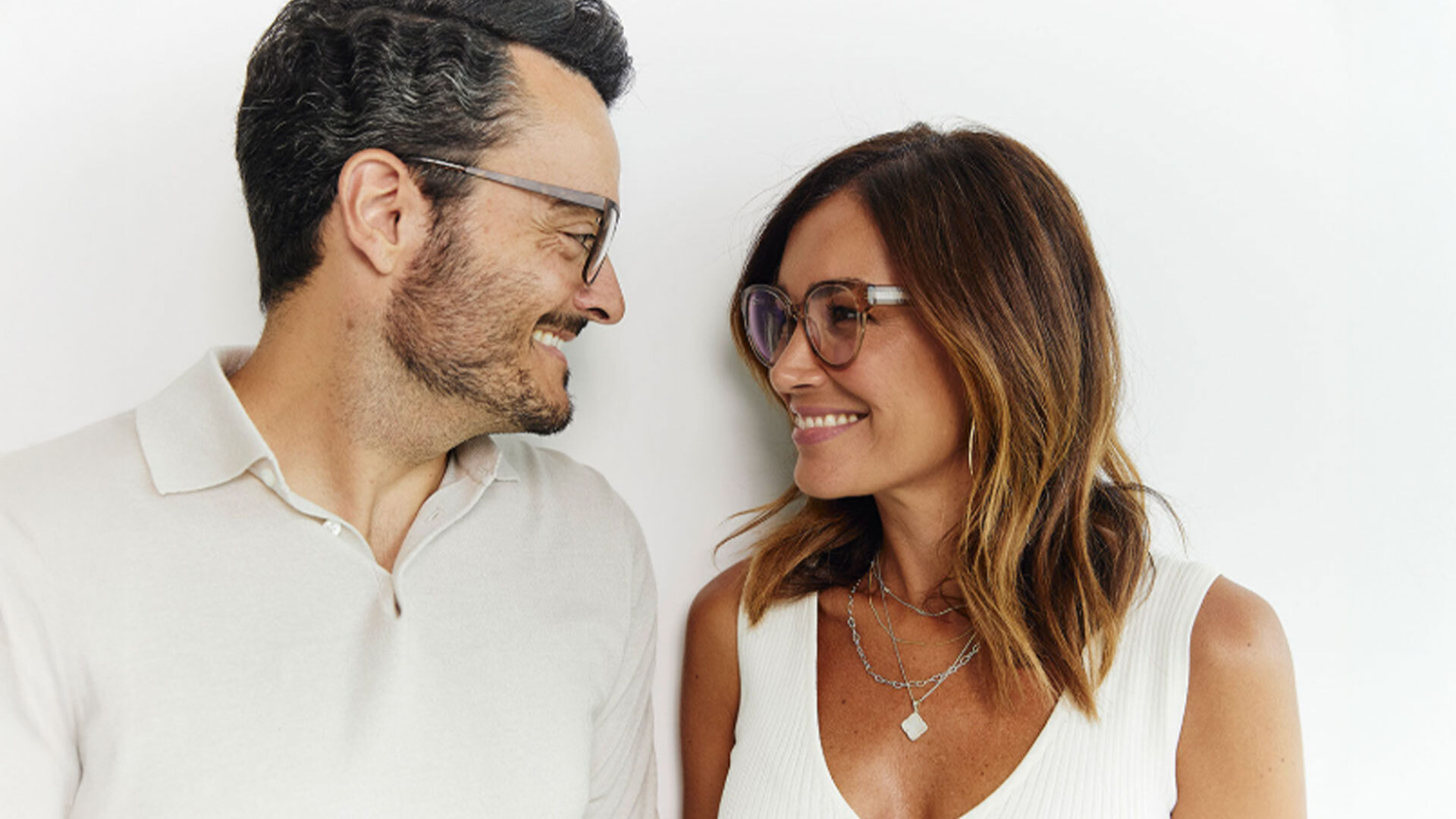 Schlagerstar Giovanni Zarrella und Jana Ina schauen sich lächelnd an und tragen Brillen